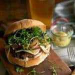 Hambúrguer com Queijo Brie Federicci, Bacon e Microgreens 2