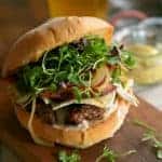 Hambúrguer com Queijo Brie Federicci, Bacon e Microgreens 1