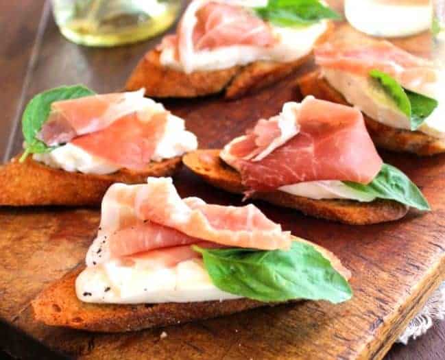 Brushettas com Burrata, Presunto de Parma e Mel